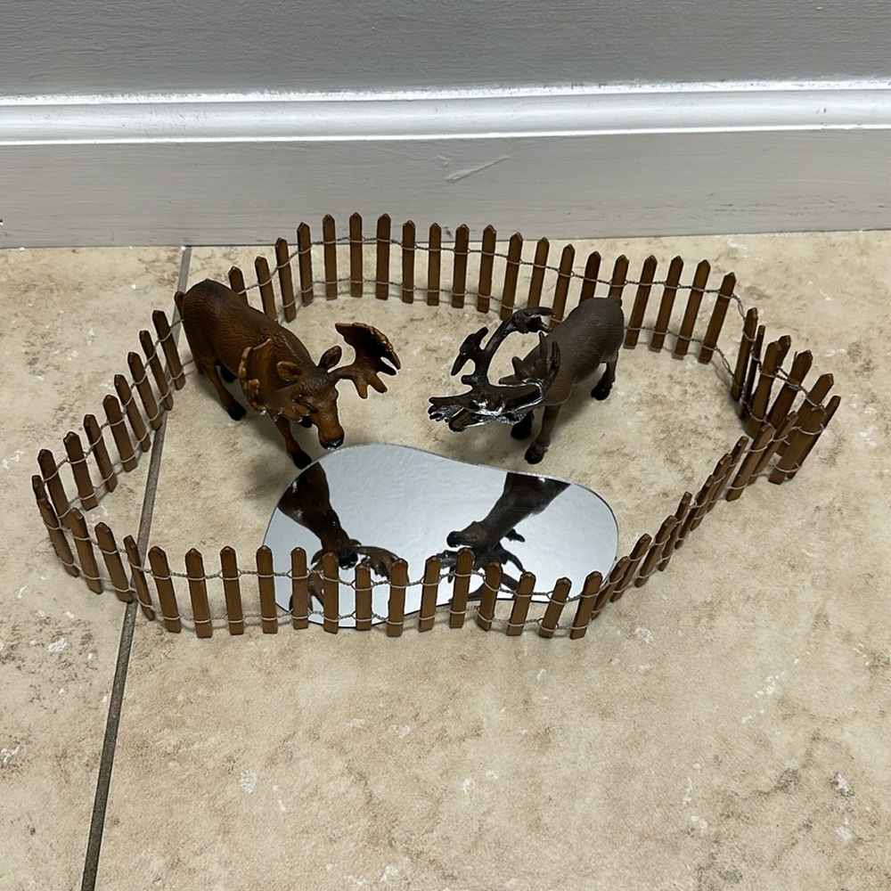 Schleich Moose and small Murrow to reflect drinking water with a fence.